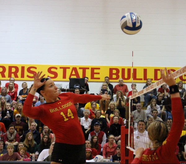 Senior middle hitter Caroline Heitzman finished the weekend's matches against Findlay and Hillsdale with 17 total kills for the Bulldogs.